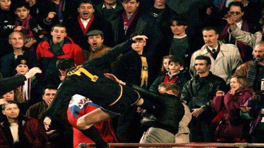 Cantona dando voadora em um torcedor pelo Manchester