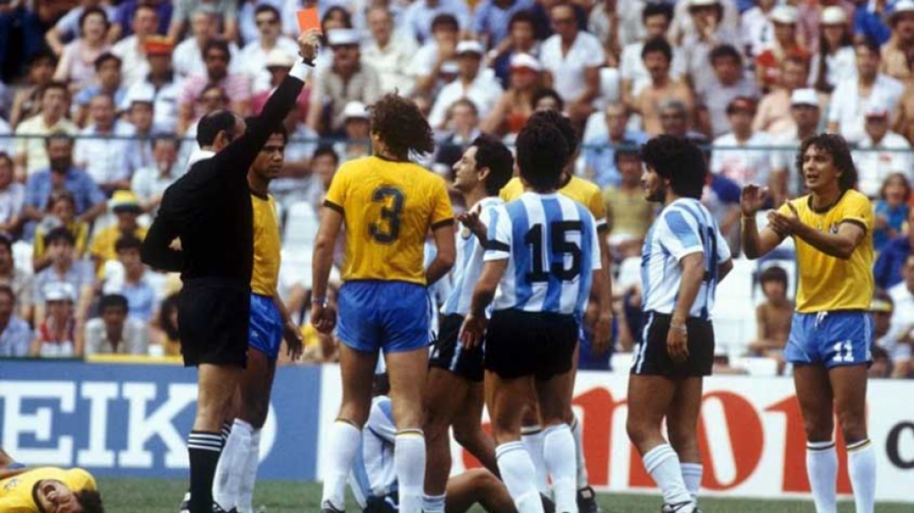 Maradona recebendo cart&atilde;o vermelho