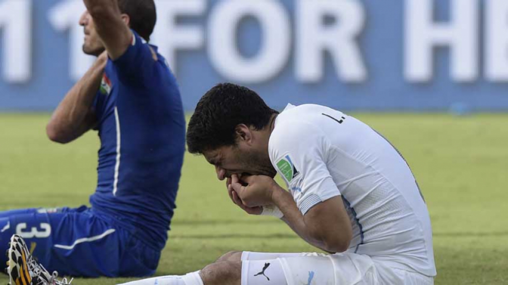 Su&aacute;rez dando uma de suas mordidas