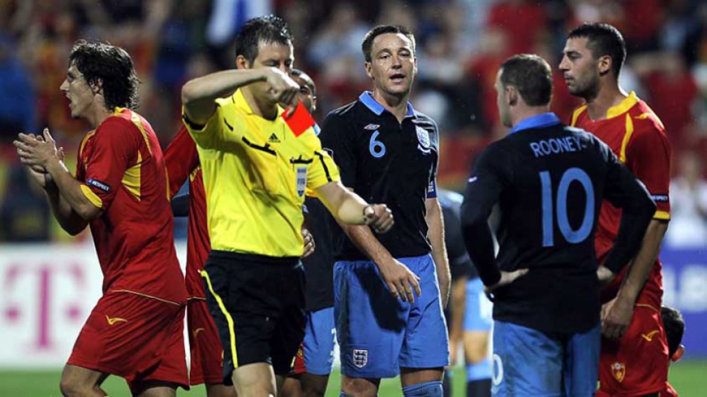 Rooney sendo expulso