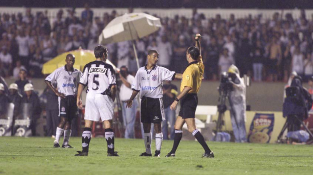 Marcelinho Carioca sendo expulso