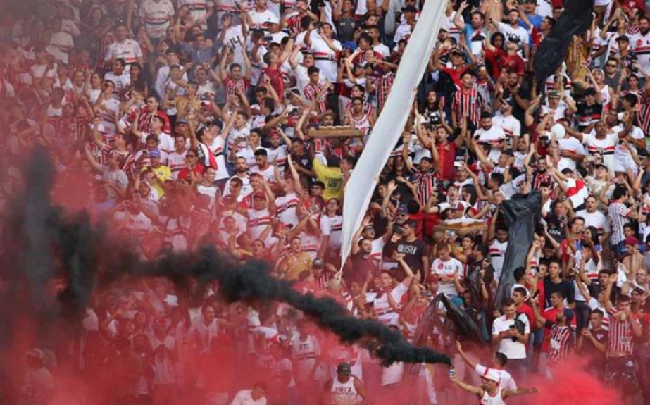 Torcida do S&atilde;o Paulo no Serra Dourada