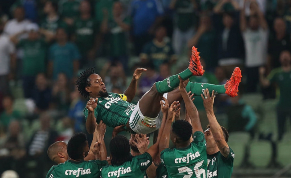 Jogadores jogaram Z&eacute; Roberto para o alto ap&oacute;s gol de Keno