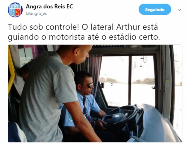 A sorte &eacute; que o lateral Arthur 'maps' soube orientar o motorista e eles chegaram a tempo da partida