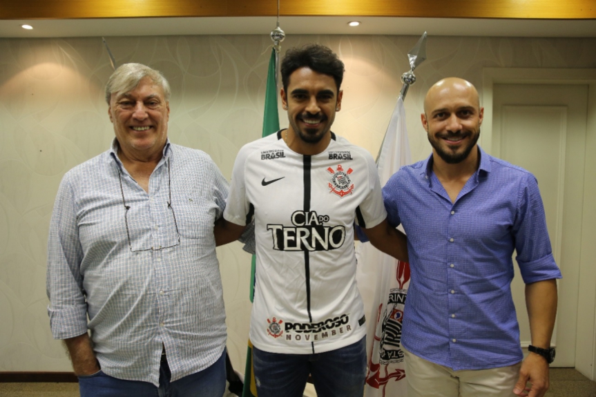J&uacute;nior Dutra posa com dirigentes do Corinthians ap&oacute;s assinar contrato
