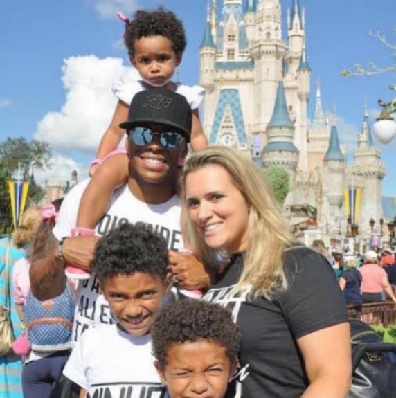 Ainda sem saber seu destino nesta temporada, Robinho tamb&eacute;m relaxou com a fam&iacute;lia na Disney