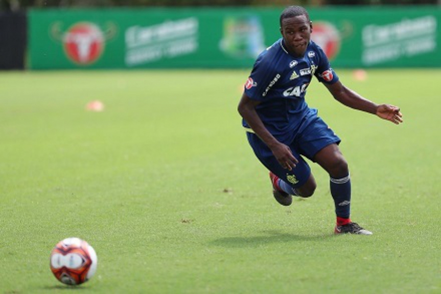 Klebinho, lateral-direito, come&ccedil;a como titular