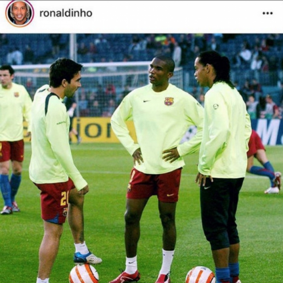 Homenagem de Eto'o a Ronaldinho Ga&uacute;cho