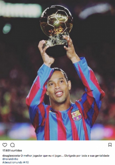 Homenagem de Douglas Costa a Ronaldinho Ga&uacute;cho