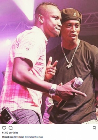 Homenagem de Thiaguinho a Ronaldinho Ga&uacute;cho
