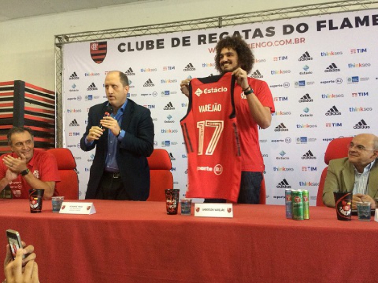 Varejão veste a camisa 17 do Flamengo