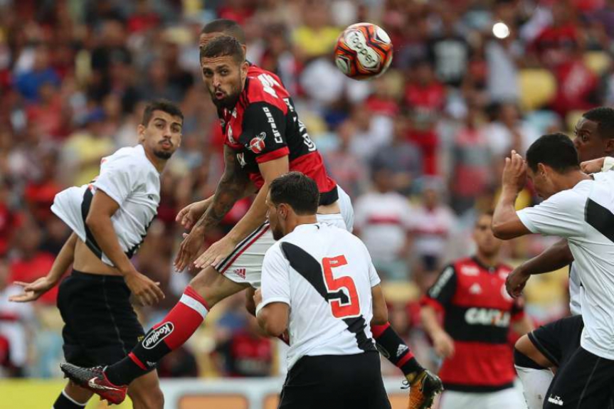 L&eacute;o Duarte do Flamengo contra o Vasco