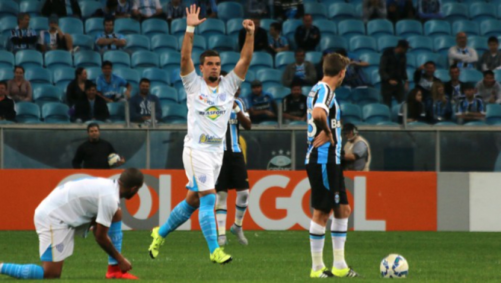 Em 2015, jogando pelo Avaí, André Lima comemorou um gol contra o Grêmio lembrando o 5 a 0 do tricolor gaúcho sobre o Internacional. Apesar do time provocado não estar em campo, a brincadeira gerou comentários revoltados de torcedores do Colorado!