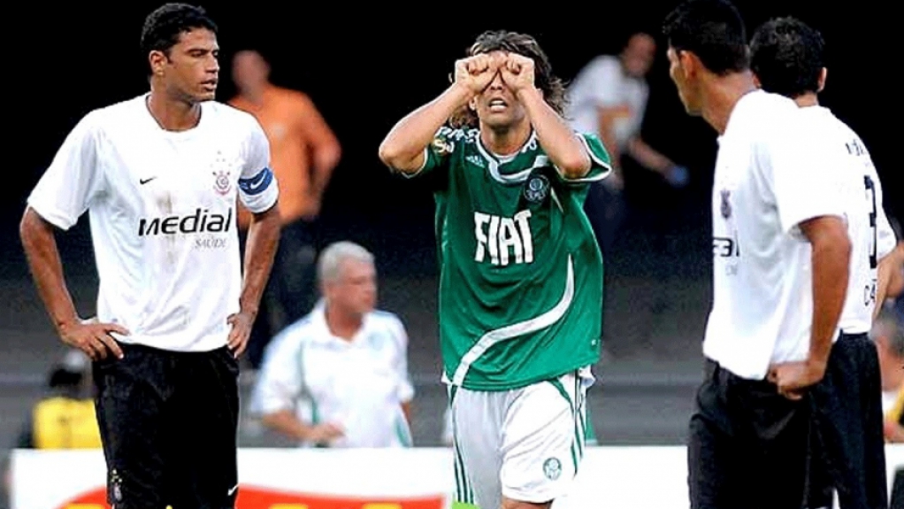 Em 2008, Valdívia marcou contra o Corinthians e comemorou com chororô. Após o jogo falou: 'Disseram que sou chorão, então eu sou, mas choro de alegria'