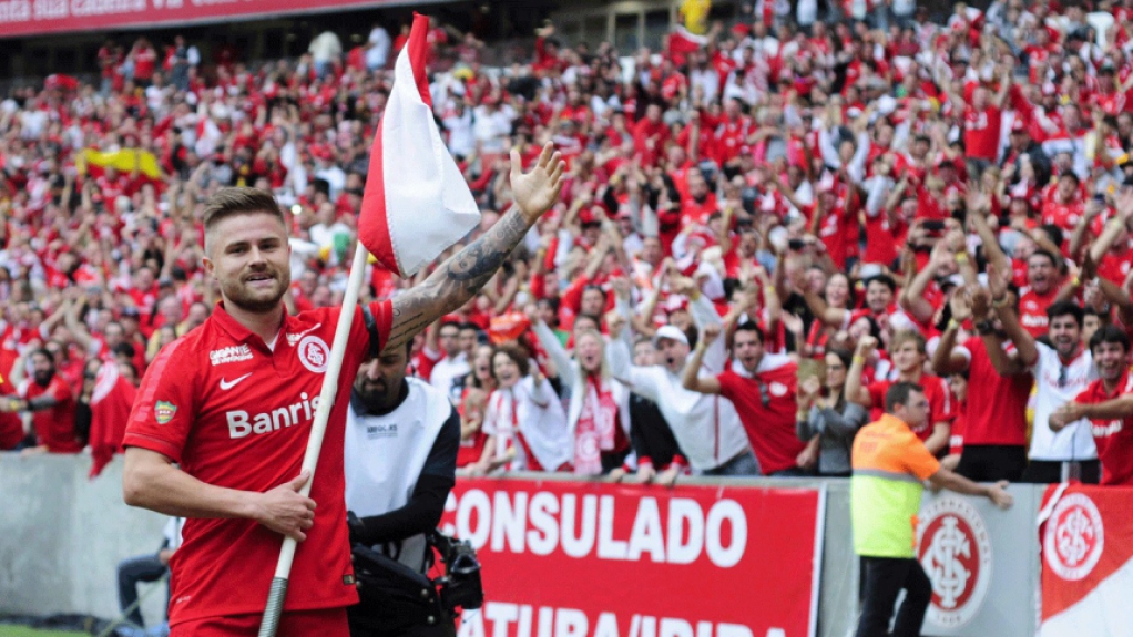 Também em 2016, após a conquita do hexacampeonato do Campeonato Gaúcho pelo Internacional, o atacante Eduardo Sasha resolveu ironizar o longo jejum sem títulos do Grêmio e dançou a valsa com a bandeira de escanteio