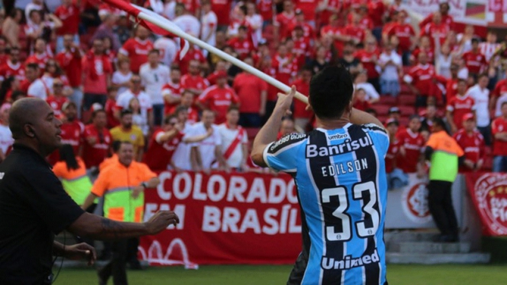 O troco dos gremistas veio no mesmo ano. Após vencer o Gre-Nal 410, Edilson pegou a bandeirinha de escanteio do Beira-Rio e partiu para comemoração