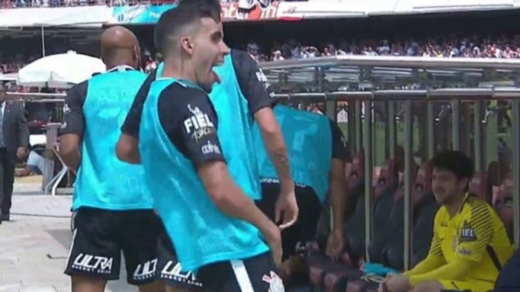 Substituído do clássico contra o São Paulo, o volante Gabriel comemorou o gol do Corinthians com gesto obsceno para torcida adversária