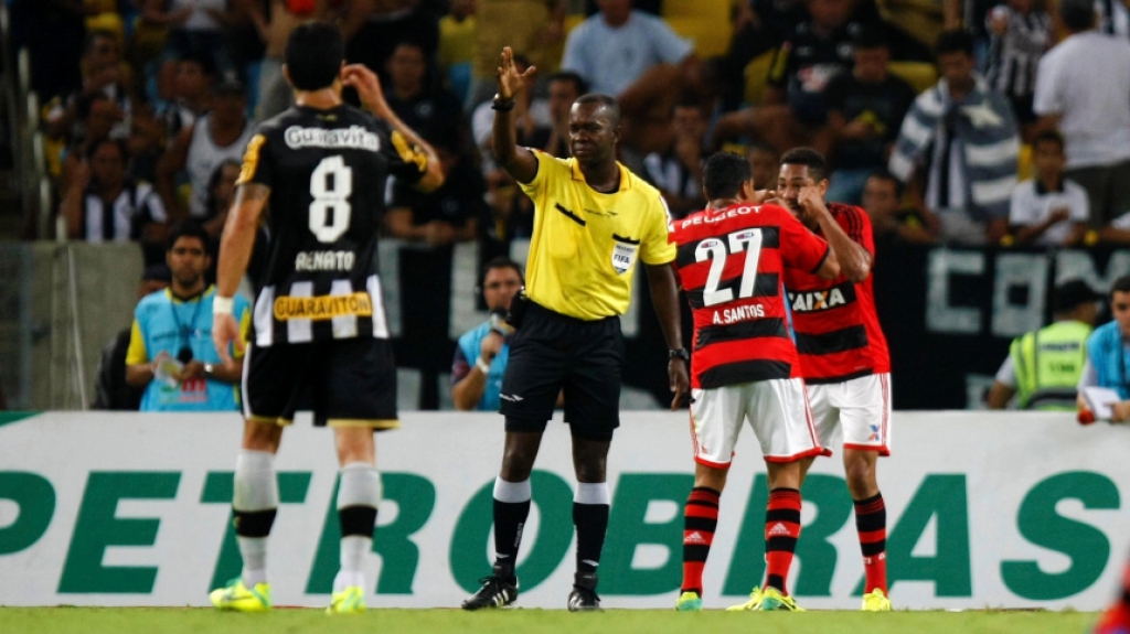 Em goleada por 4 a 0 sobre o Botafogo, Hernane Brocador comemorou um dos gols com André Santos, ambos fazendo o chororô. Segundo o artilheiro, apenas uma coreografia de uma música baiana. 'Cê acredita'?