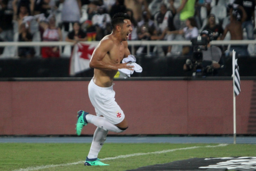 Andr&eacute;s Rios comemora o gol da vit&oacute;ria no cl&aacute;ssico