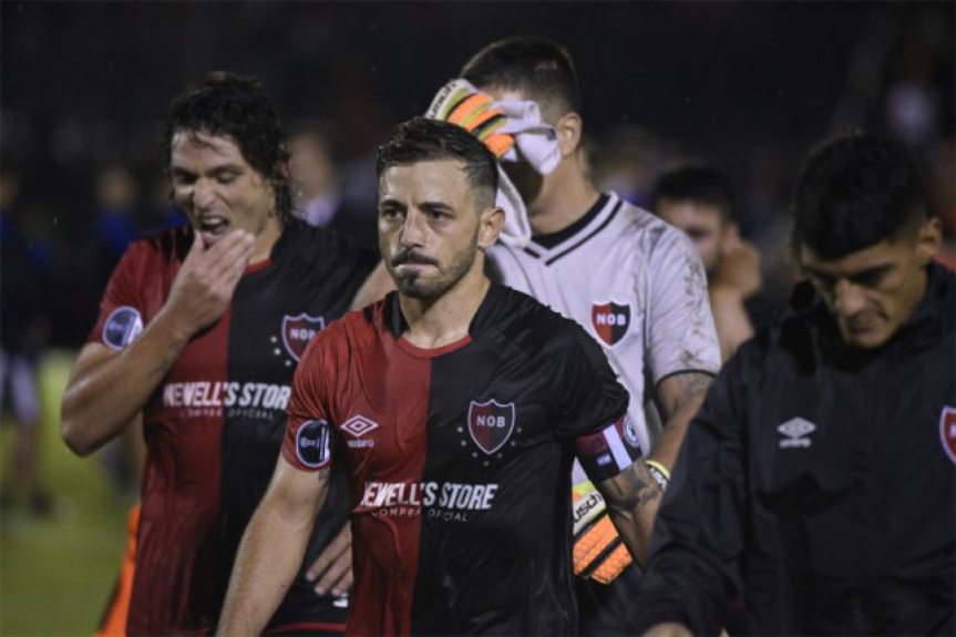 Jogadores do Newell's Old Boys saem de campo após partida em Rosario contra o Atlético-PR