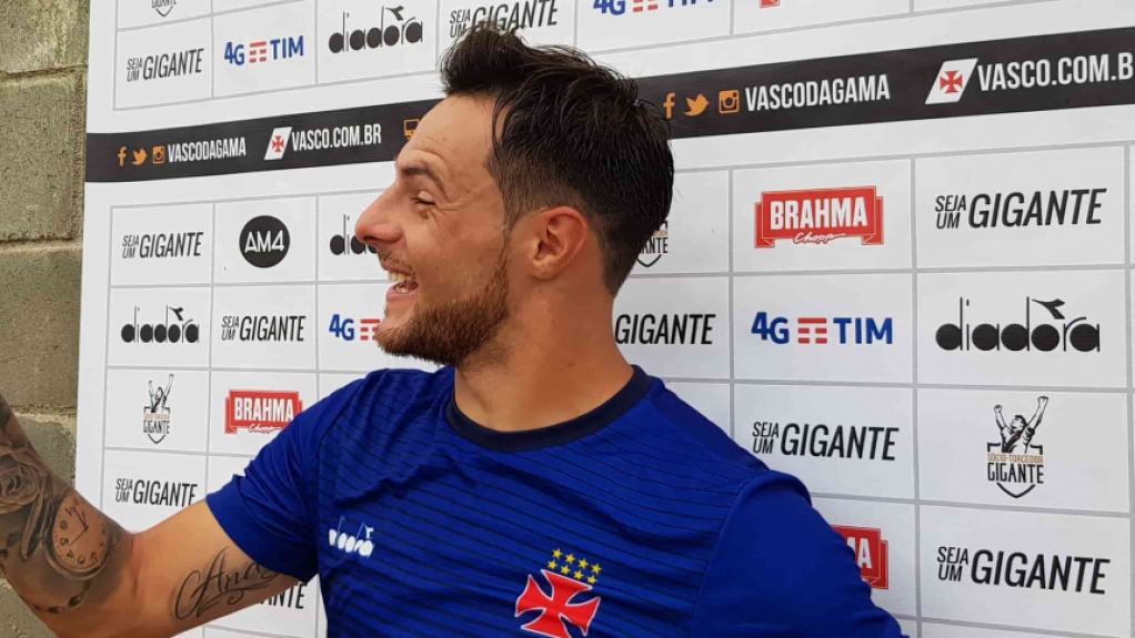 Leandro Des&aacute;bato em coletiva no Vasco