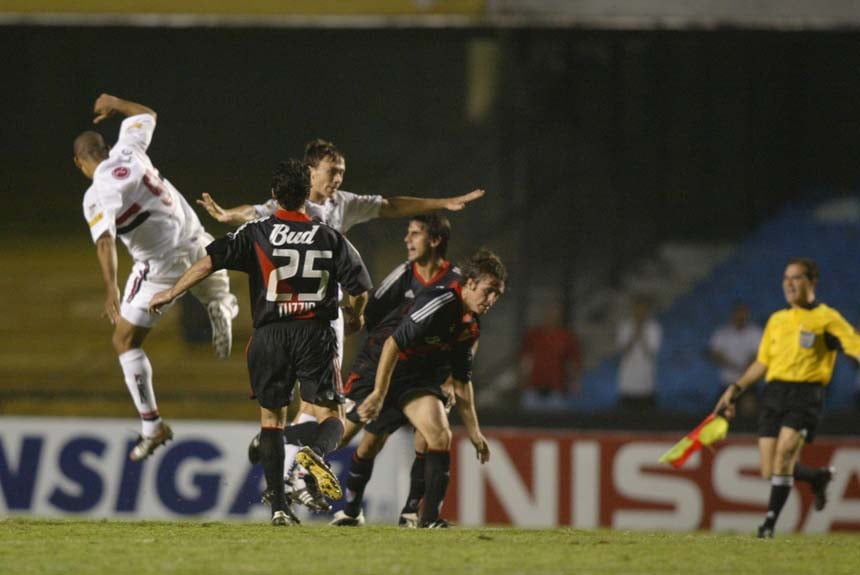 S&atilde;o Paulo x River Plate - semifinal da Copa Sul-Americana 2003