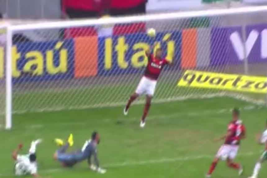 Flamengo x Palmeiras (2016) - Cesar Martins colocando a m&atilde;o dentro da &aacute;rea
