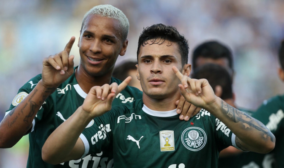 Deyverson comemora gol de Raphael Veiga: nenhum atacante balan&ccedil;ou as redes ou deu assist&ecirc;ncias nos tr&ecirc;s &uacute;ltimos jogos