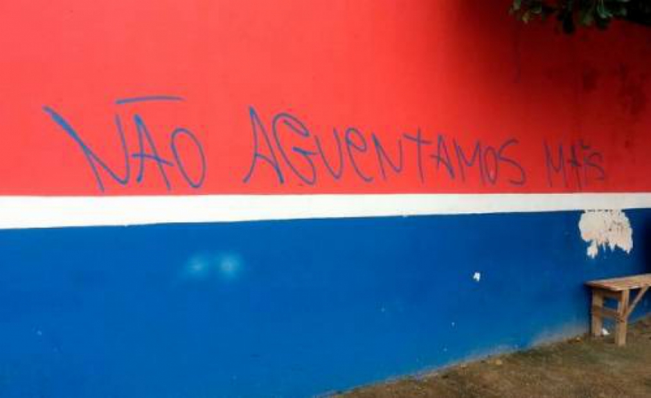 Torcedores do Bahia perdem a paci&ecirc;ncia com m&aacute; fase e fazem picha&ccedil;&atilde;o: 'N&atilde;o aguentamos mais' (29/07/14)