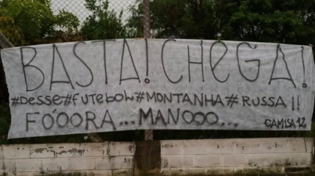 Irregularidade do Corinthians comandado por Mano Menezes rendeu faixa comparando com montanha-russa (26/09/14)
