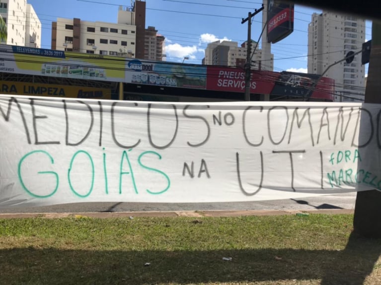Torcedores do Goi&aacute;s protestam contra o presidente Marcelo Almeida: 'Goi&aacute;s na UTI' (26/05/18)
