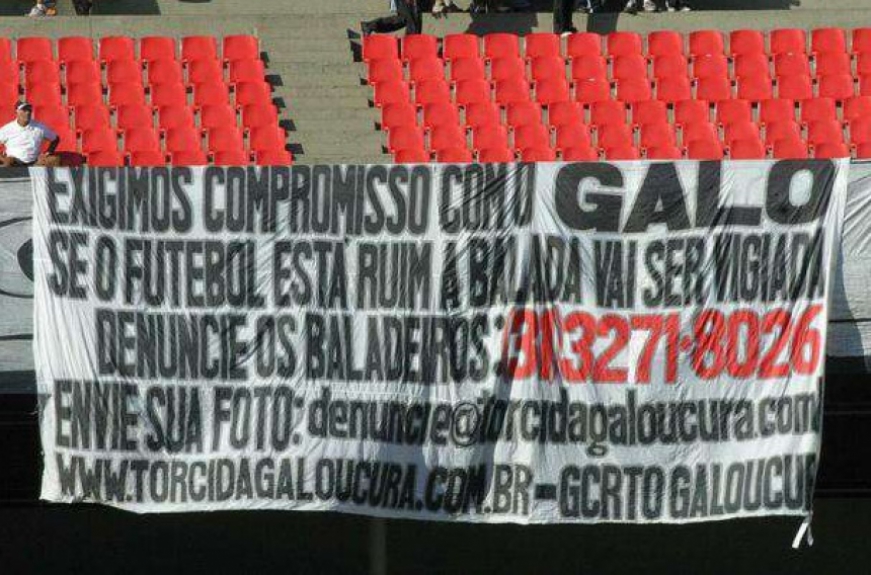 'Disque Den&uacute;ncia de Baladeiros': torcedores do Galo protestaram contra jogadores em 2005, ano do rebaixamento no Brasileir&atilde;o