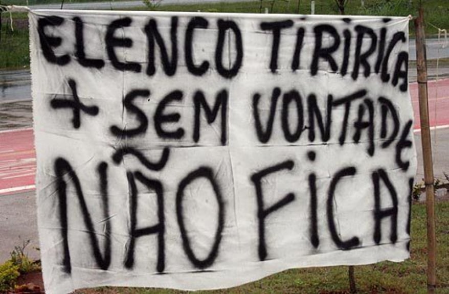 'Elenco Tiririca': corintianos protestam contra jogadores ap&oacute;s per&iacute;odo de f&eacute;rias (04/01/11)