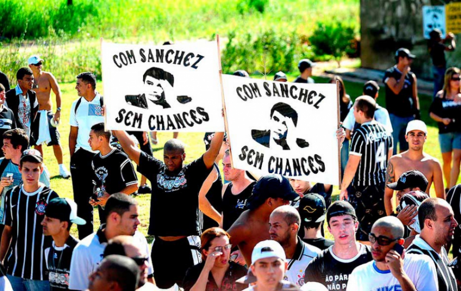 Corintiano mostra cartaz com trocadilho contra o presidente Andres Sanchez (05/02/11)