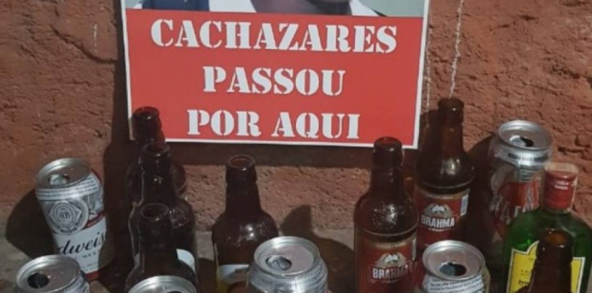 Torcedores do Atl&eacute;tico-MG fizeram cartazes com cr&iacute;ticas a jogadores e dirigentes, al&eacute;m de jogarem pipocas na frente da sede do Galo (12/04/19)