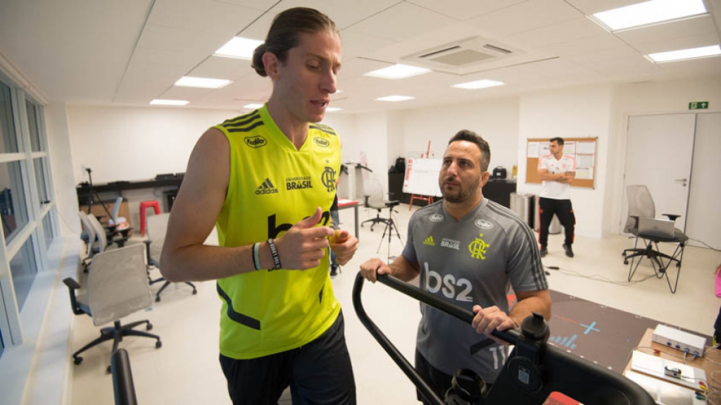 Filipe Lu&iacute;s faz avalia&ccedil;&atilde;o no CT do Flamengo
