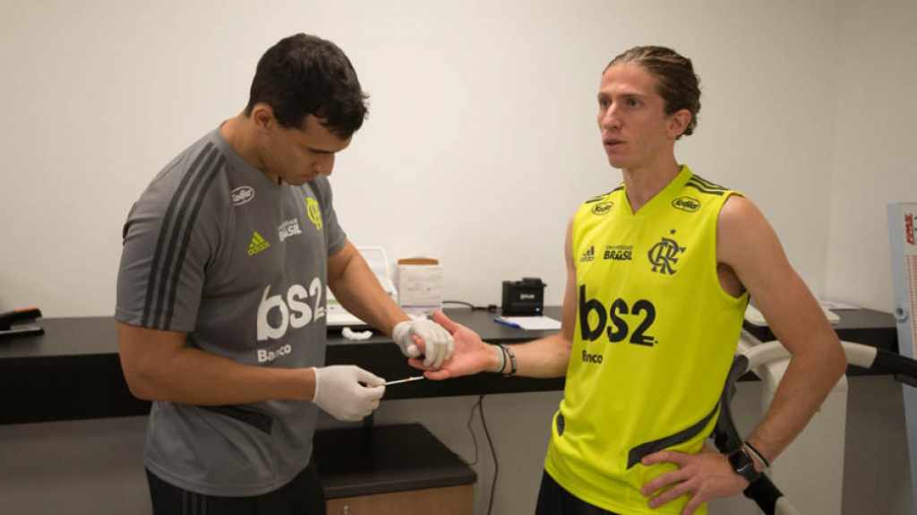 Filipe Lu&iacute;s faz avalia&ccedil;&atilde;o no CT do Flamengo