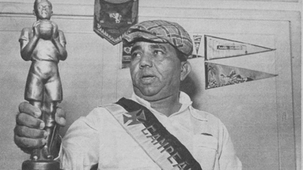 Técnico Gentil Cardoso comemora o título carioca de 1952 pelo Vasco