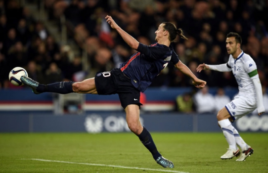 Ibrahimovic já marcou dez gols no Campeonato Francês (Foto: Franck Fife / AFP)