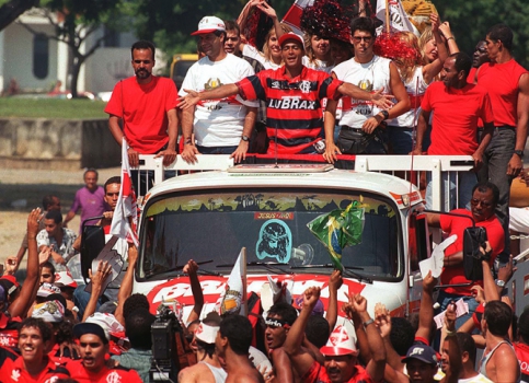 Romário desfila em caminhão após ser contratado pelo Flamengo