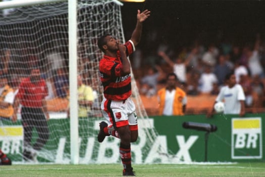 Romário celebra gol marcado pelo Flamengo diante do Vasco