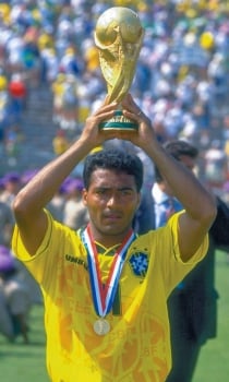 Grande destaque do Brasil, Romário posa com a taça da Copa de 1994