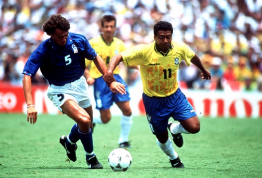 Romário leva o Brasil ao ataque na final da Copa de 94 sendo marcado por Maldini