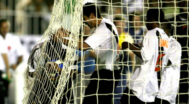 Romário logo após marcar o gol mil da carreira