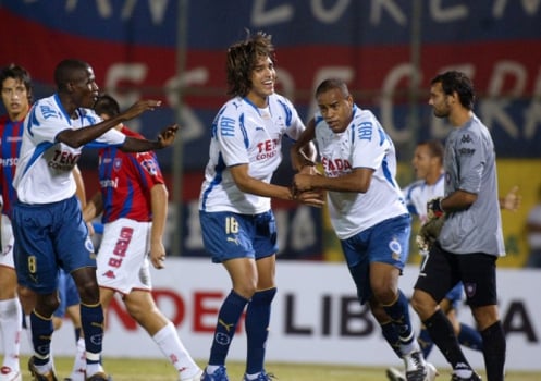 Com duas vitórias em 2008, o Cruzeiro de Marcelo Moreno e Ramires eliminou o Cerro Porteño