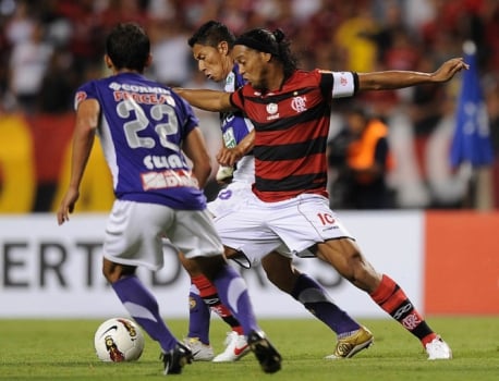 No ano de 2012, o Flamengo contou com Ronaldinho para eliminar o Real Potosí