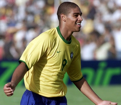 Atacante Adriano comemora ao marcar seu terceiro gol na goleada sobre o Chile no Sul-Americano Sub-20 de 2001