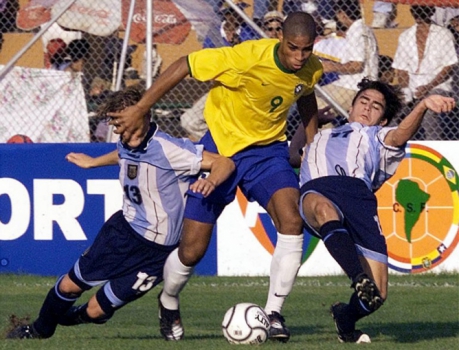Adriano contra uma de suas principais vítimas, a Argentina, no Sul-Americano Sub-20 de 2001