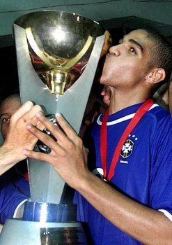 Adriano comemora o título brasileiro no Sul-Americano Sub-20 de 2001