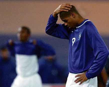 Adriano lamenta a eliminação brasileira para Gana no Mundial Sub-20 de 2001